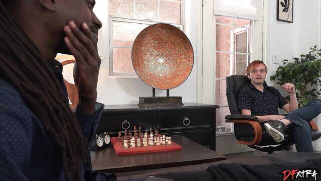 Грудастую жену куколда натягивает мускулистый негр