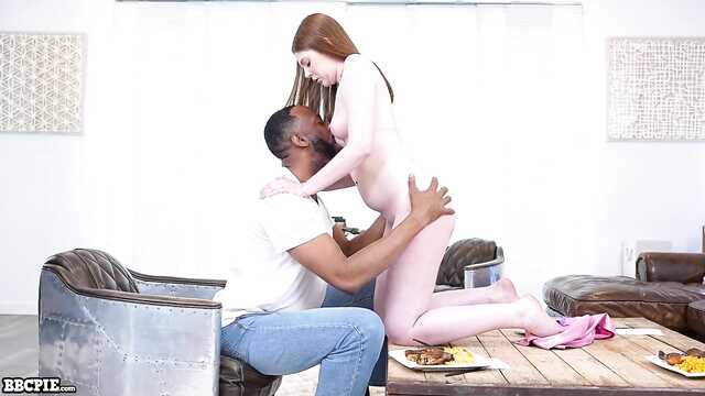 Сельская глупышка разрешила негру кончить внутрь