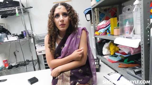 Индийский сюрприз для охранника магазина