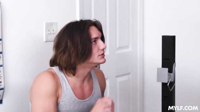 Французская милфа изменяет с молоденьким тренером