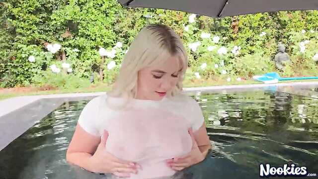 Вышла из бассейна и присела на член