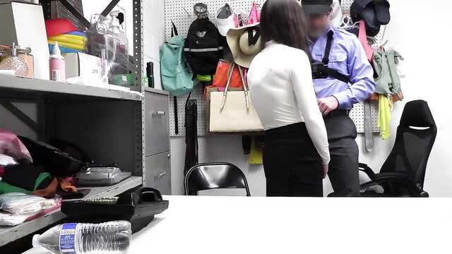 Интимное наказание для начинающей воровки