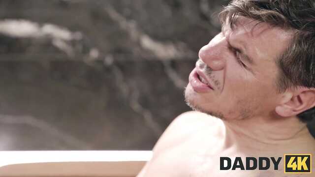 Папочка умеет удивлять в постели