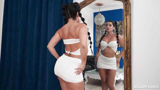 Не зря падчерица такие формы отрастила