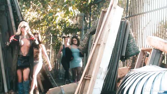 Плохие девочки, склонные к оргии