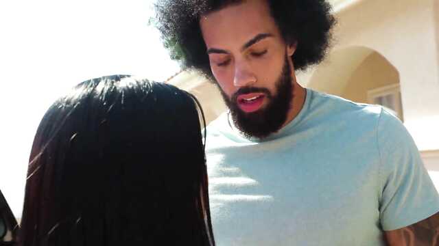 Раздетая массажистка оказывает услуги в кузове