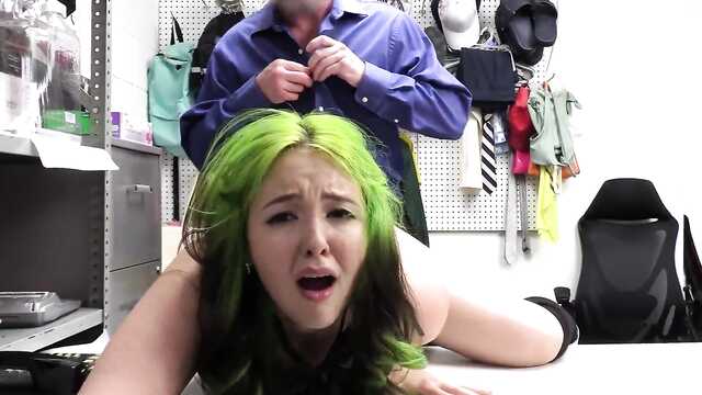 Доступная студентка для охранника магазина