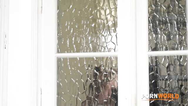 Длинноногая азиатка пробует двойное проникновение