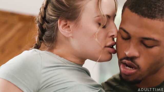 Крошка всегда мечтала о межрасовой ебле