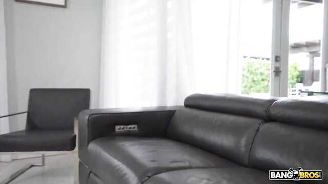 Этой чёрной бабе мало одного члена