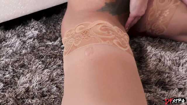 Чернокожие трахают белых телок и кончают в дырки