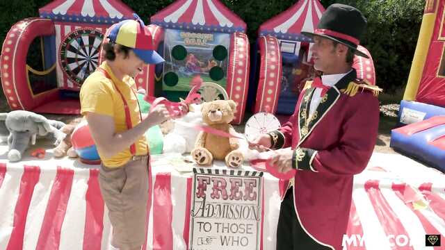 Спортивная милфа переспала с молодым в парке