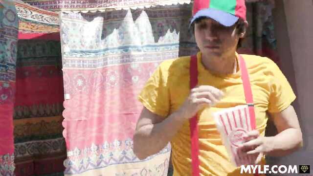 Спортивная милфа переспала с молодым в парке