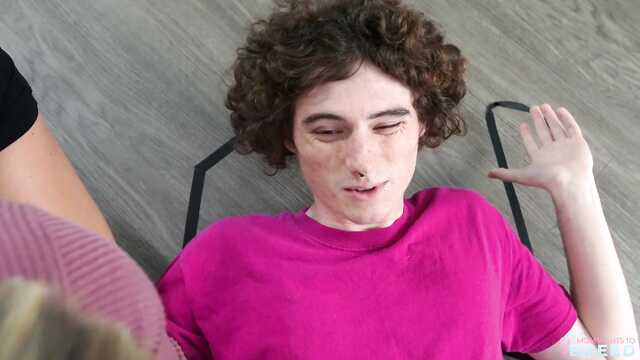 Заботливый сын всегда рад вставить в мамину дырку