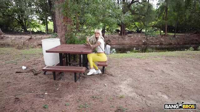 Очкастая студентка впервые видит такой большой хуй