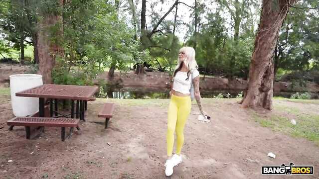 Очкастая студентка впервые видит такой большой хуй