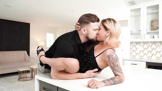 Мой первый сквирт во время двойного проникновения