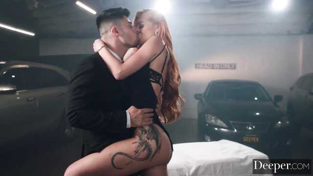 Анальный секс с рыжей бестией на парковке