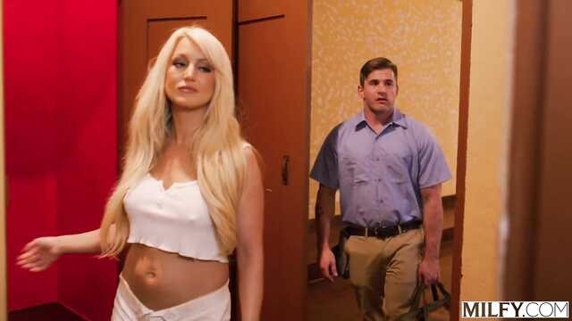 Аккуратно проникаю в попку белокурой милфе