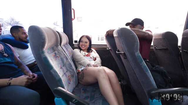 Орыс порносы: Эрик пен оның досы орманда брюнетканы трахает