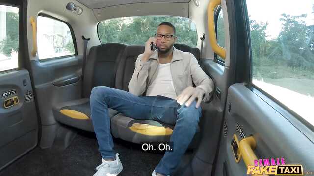 В салоне такси девушка трахается в попку с негром