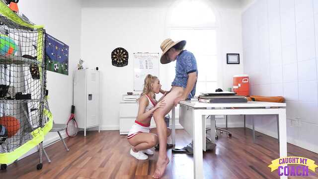 Чирлидерша без трусиков отдалась тренеру на столе