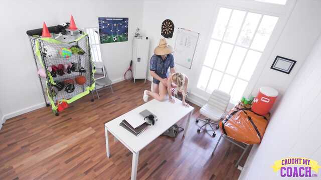 Чирлидерша без трусиков отдалась тренеру на столе