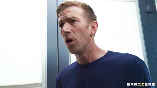 Сочная блондинка расплатилась сексом с сантехником