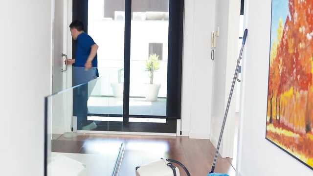 Уборщик прикинулся массажистом и выебал азиатку