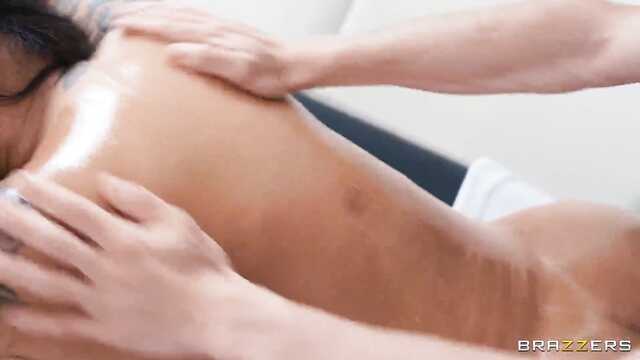 Уборщик прикинулся массажистом и выебал азиатку