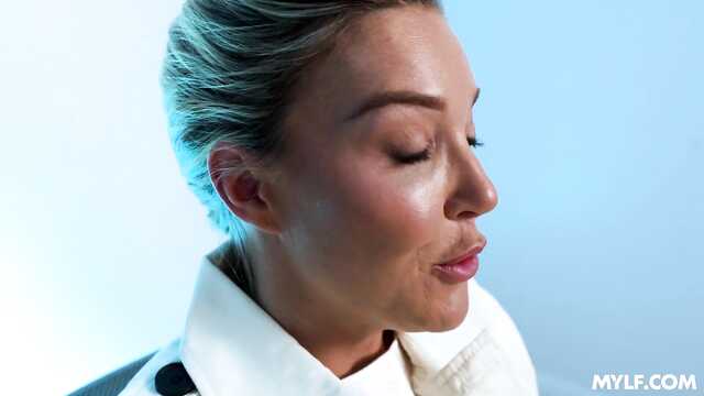 Секс пародия: милфу трахают в полицейском участке