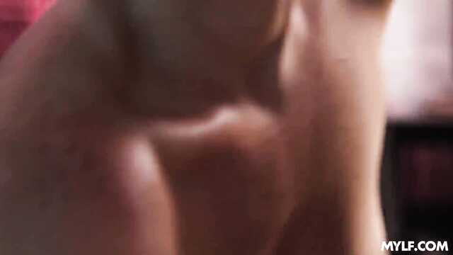 Секс пародия: милфу трахают в полицейском участке