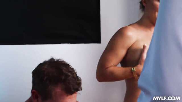 Секс пародия: милфу трахают в полицейском участке