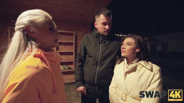 Свингеры сняли пару на остановке и трахнули жену