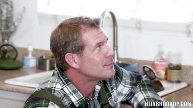 Мастер соблазняет и трахает замужнюю арабку