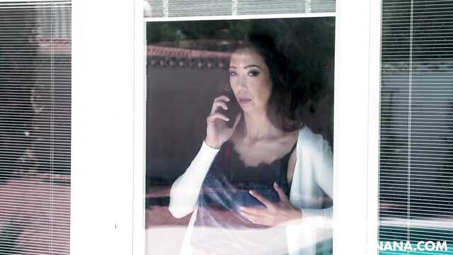 Устав дрочить в душе, азиатская мамочка дала сыну