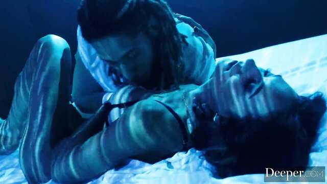 Красивая пара занимается любовью в разных позах