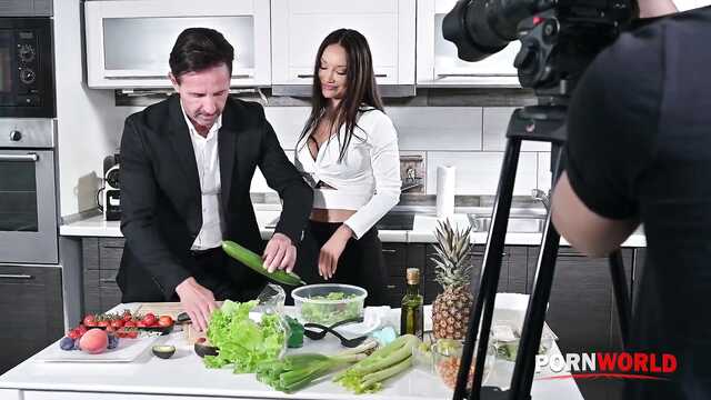 Съемки в кулинарном шоу закончились сексом мжм