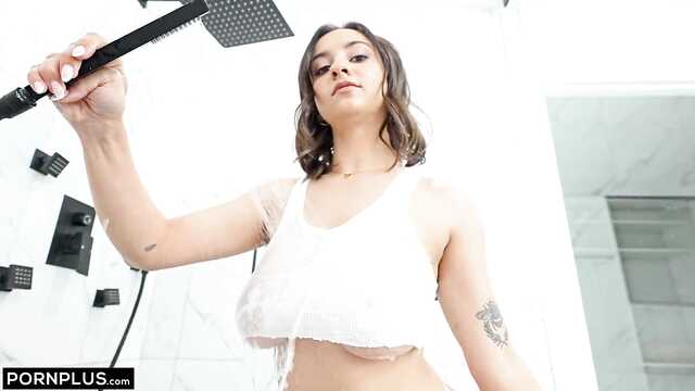 Эта грудастенькая сейчас даст жару