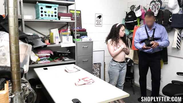 Дама попалась на краже и была выебана охранником