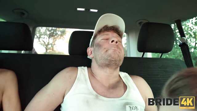 Сбежавшая со свадьбы невеста трахается в машине