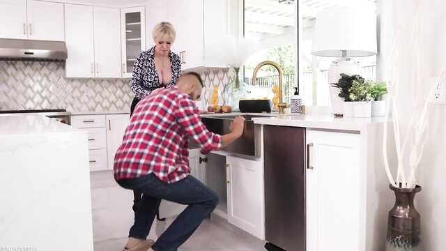 Возбужденная мамуля бодро трахается в два члена