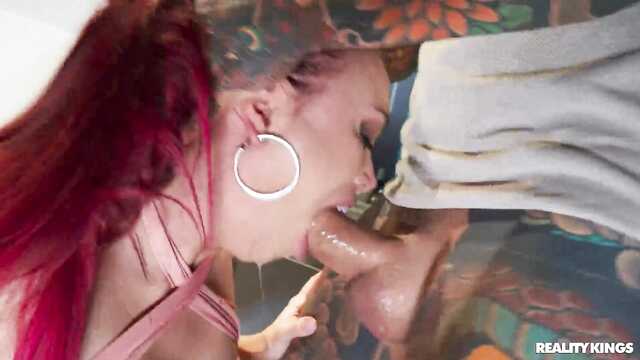 Незнакомая пара ебется после тусовки в клубе