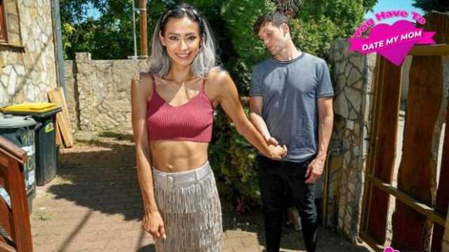 Сестра пришла к брату в спальню и удовлетворила