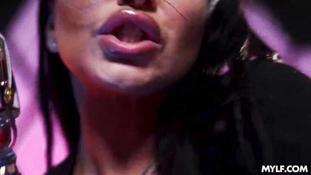 Зрелая героиня на молоденьком стволе