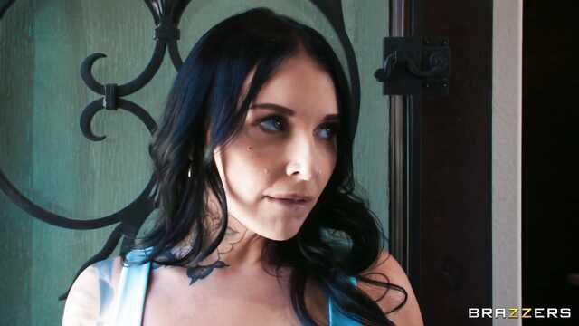 Это именно то, чего не хватало красивой брюнетке