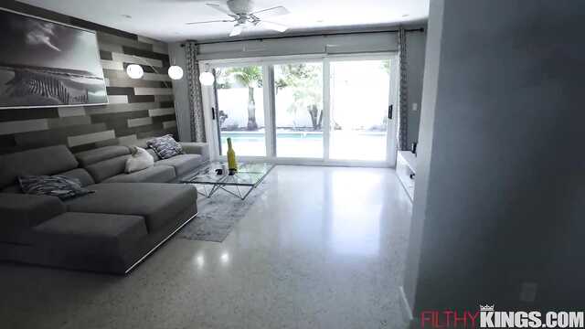 Утренний минет от мачехи плавно перешел в секс