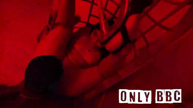 Огромный черный пенис делает приятно голой азиатке