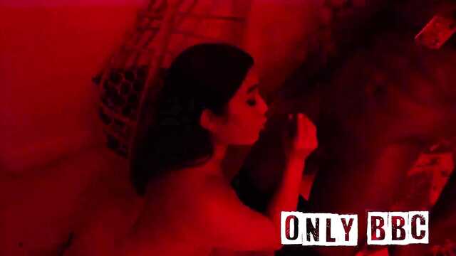 Огромный черный пенис делает приятно голой азиатке