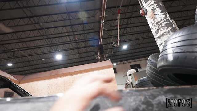 Во время игры блондинка отсосала и потрахалась